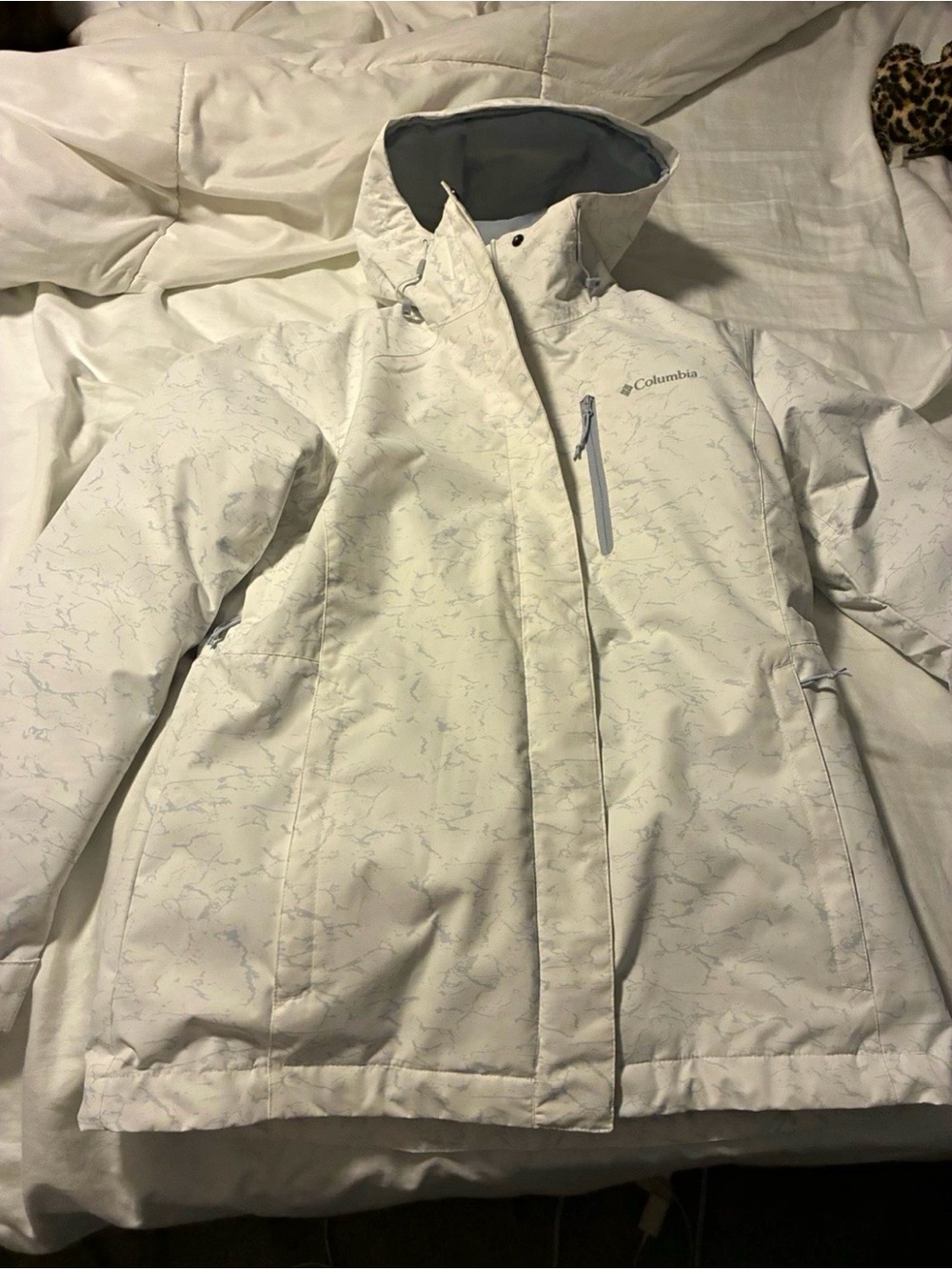Columbia Women's White Ski Jacket with marble Gray Pattern NEW